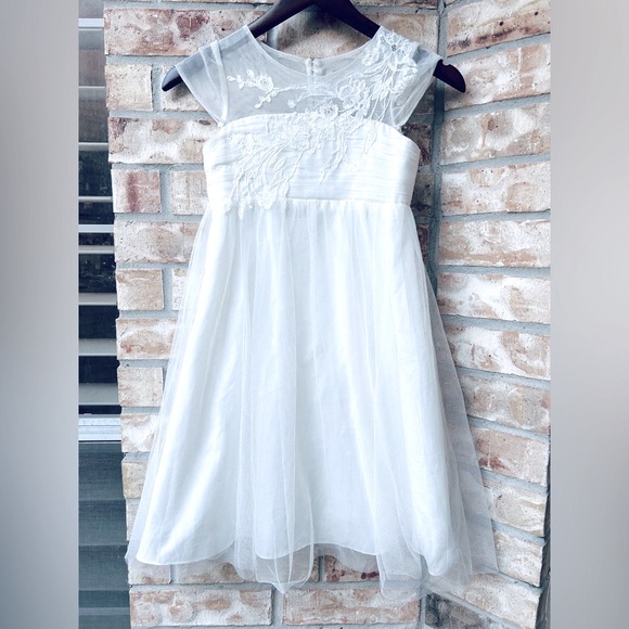 David’s Bridal Little Girls Soft White Lace / Crochet Flower Dress / Size 7 - Picture 2 of 13